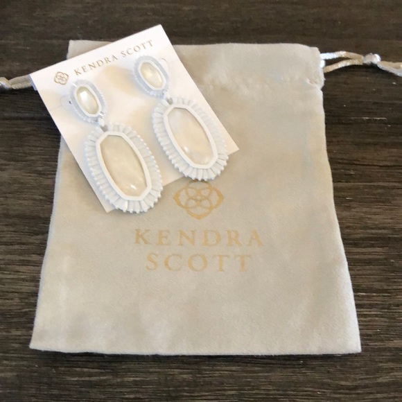 Kendra Scott Kaki drop earring in ivory/mop NWT!! - Picture 2 of 4